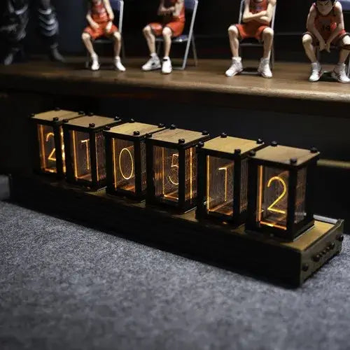 Design intemporel: Horloge à tubes Nixie vintage avec lumière chaude, parfaite pour apporter une touche rétro au salon.