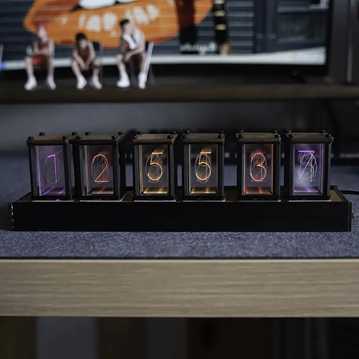 Horloge Nixie rétro élégante à six tubes, affichant l'heure avec une lumière vintage pour décoration de bureau ou salon.