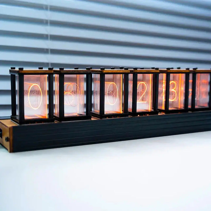 Horloge Nixie rétro unique à 6 chiffres lumineux, idéale pour collectionneurs et amateurs de design vintage authentique.