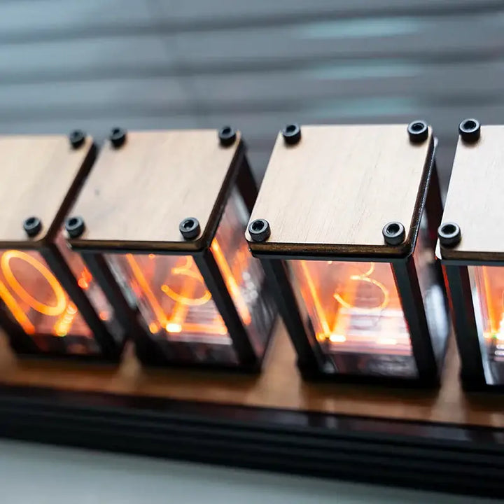 Magnifique horloge Nixie de collection avec six afficheurs lumineux, design rétro unique pour une ambiance vintage.