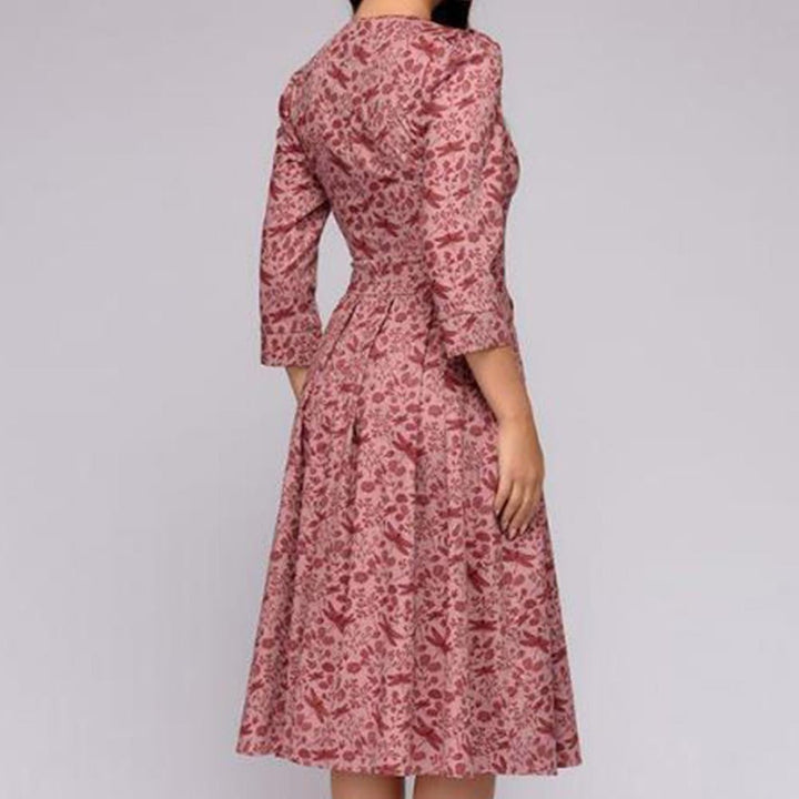 Magnifique robe de gala femme, tissu luxueux, design chic pour faire sensation lors d'une occasion spéciale.