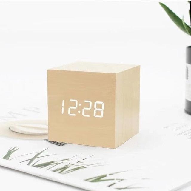 Réveil design en bois avec simulation progressive de l'aube pour un réveil doux. Écran LED affichant l'heure et la température.