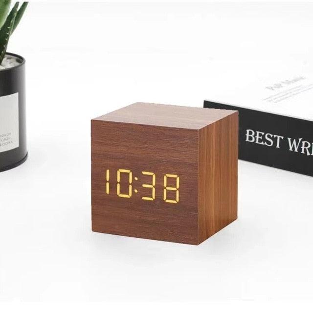 Réveil digital en bois moderne pour chambre ou bureau, avec simulation d'aube progressive et grand écran LED clair.