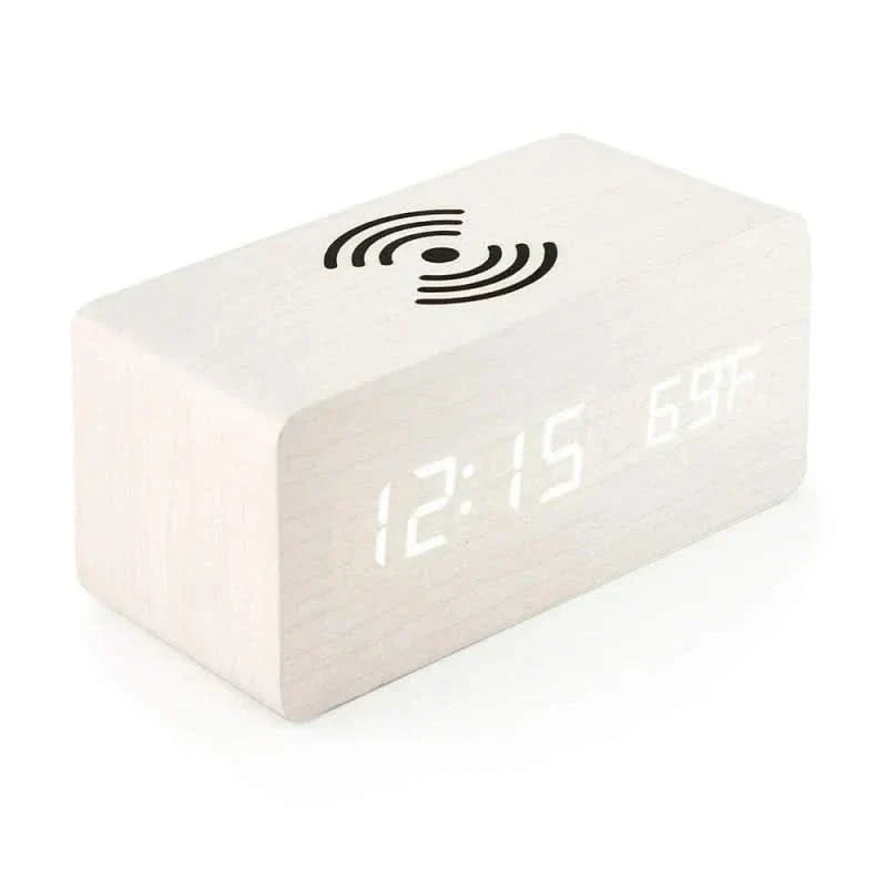 Réveil numérique en bois de bambou clair avec affichage LED, chargeur sans fil Qi intégré et thermomètre.