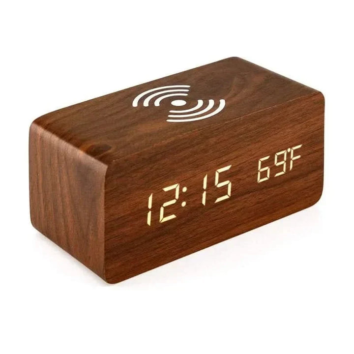 Élégant réveil numérique en bois marron, design moderne. Horloge avec charge sans fil pour bureau ou chambre à coucher.