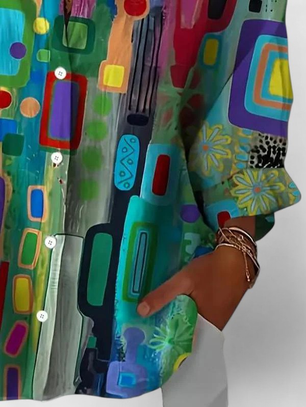 Blouse femme élégante avec un motif géométrique distinctif, idéale pour un style sophistiqué et contemporain.