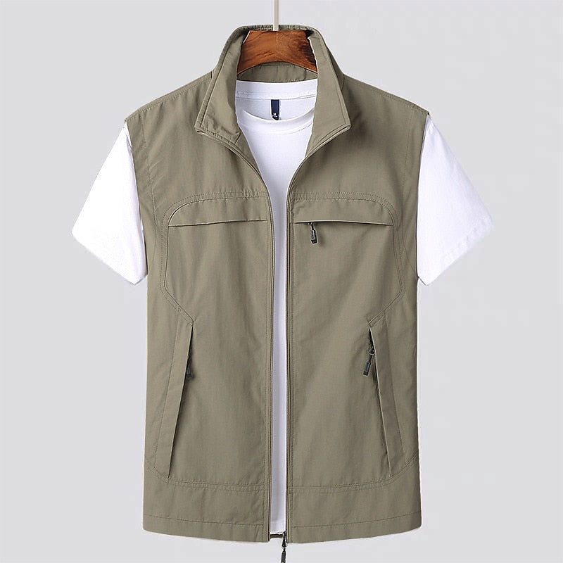 Homme portant un gilet sans manches léger pour la randonnée, avec des poches pratiques, parfait pour explorer la nature.