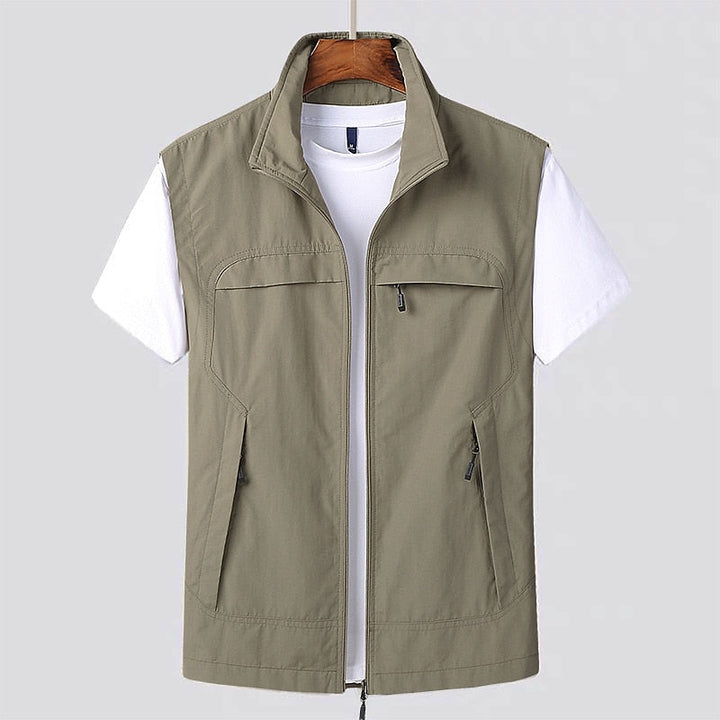 Homme portant un gilet sans manches léger pour la randonnée, avec des poches pratiques, parfait pour explorer la nature.