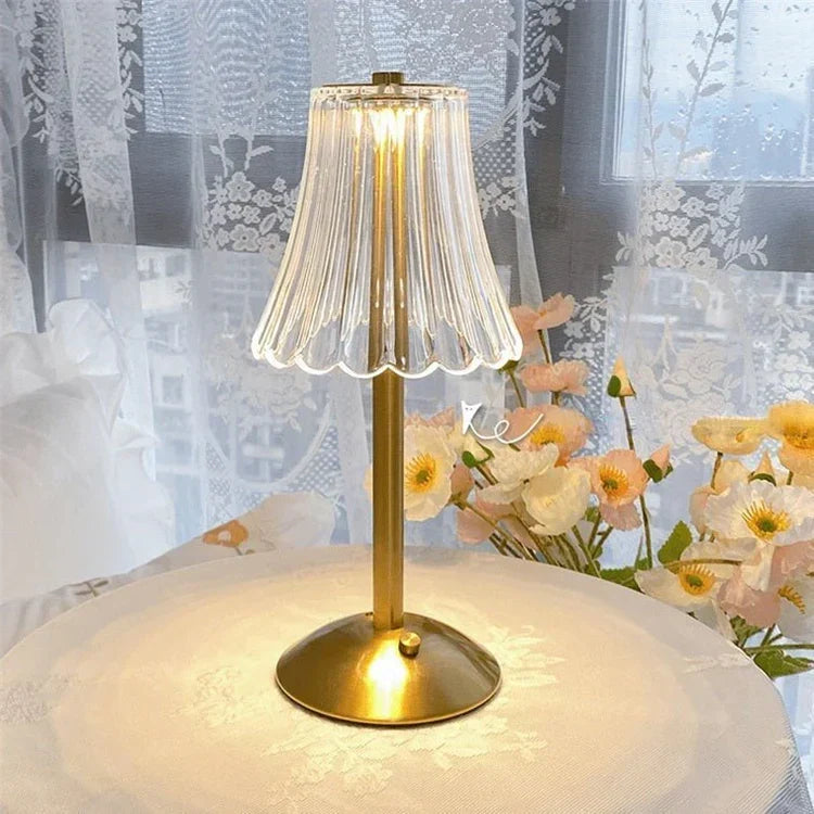 Lampe de table LED, corps en cristal doré, activation tactile. Parfaite pour une ambiance luxueuse et contemporaine.