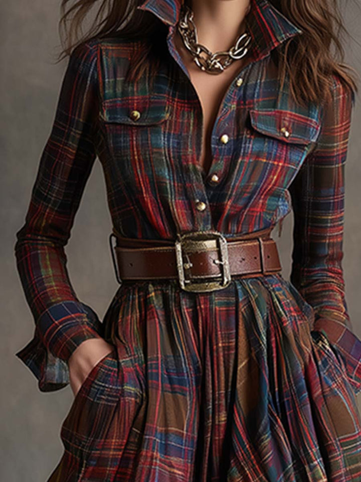 Robe femme style britannique, motif carreaux chic, coupe asymétrique moderne, manches longues.