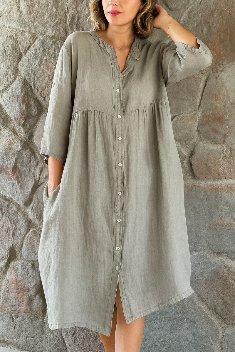 Robe-chemise fluide et élégante, boutonnée sur le devant, col classique pour femme, style décontracté.