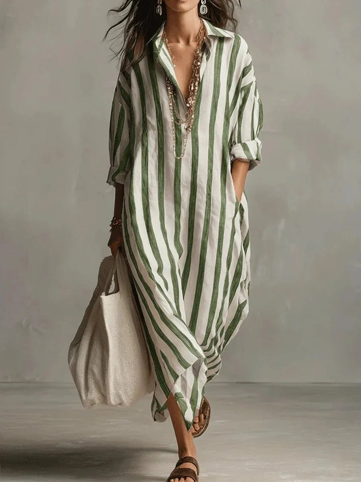 Robe d'été femme à rayures modernes, modèle chemise ample et fluide, avec poches latérales, très confortable.