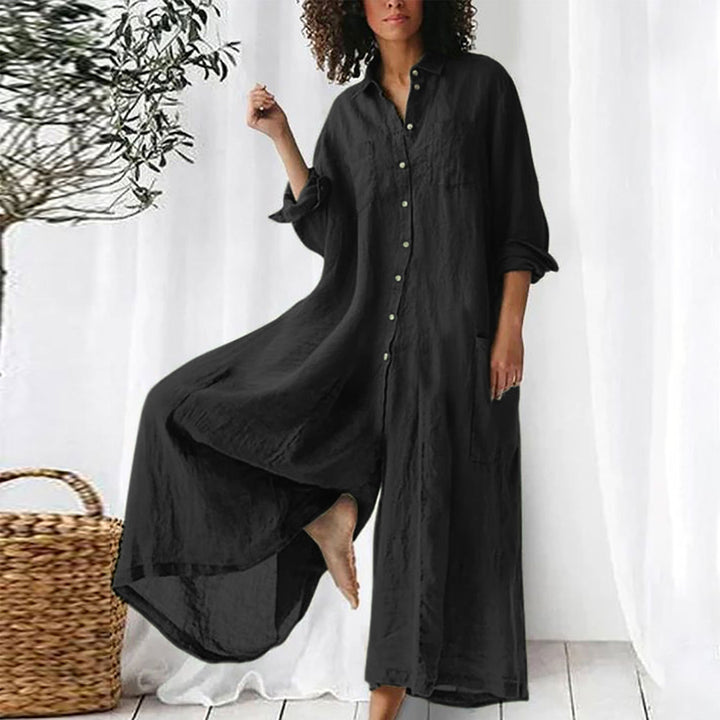 Robe maxi fluide boutonnée pour femme, style décontracté chic. Disponible en bleu marine ou noir, parfaite pour toute occasion.