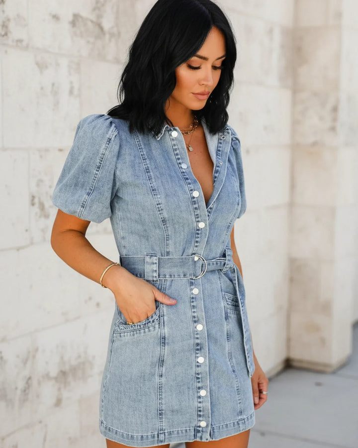 Mini robe chemise bleue boutonnée pour femme, coupe ceinturée, manches bouffantes. Idéale look élégant ou décontracté.