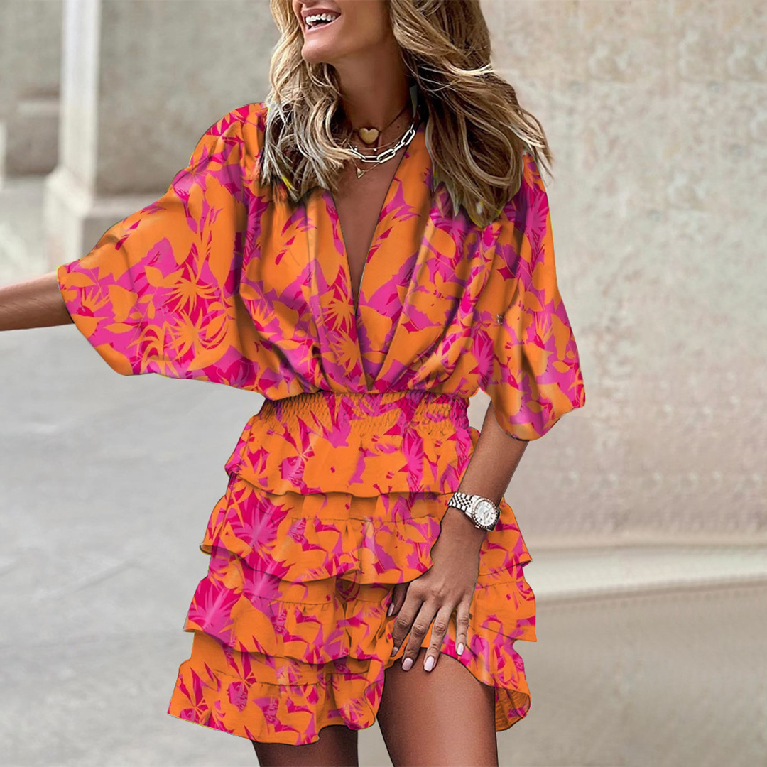 Robe chic femme, courte, col V, motif géométrique. Tissu fluide, style décontracté moderne, idéal pour la soirée.