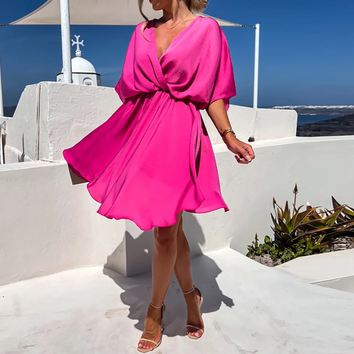 Robe courte femme moderne, col V croisé, taille élastiquée. Parfaite pour toute occasion.