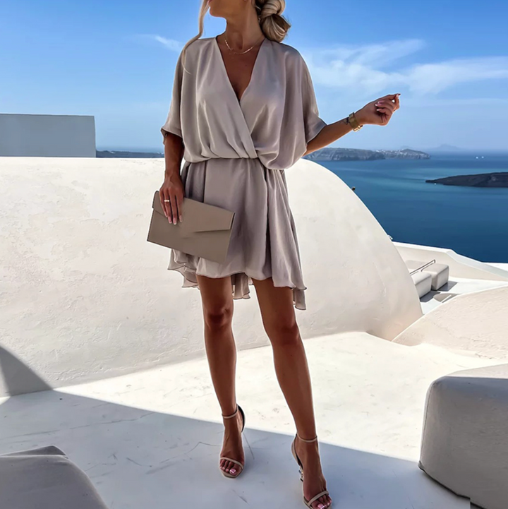 Robe courte femme col V, taille cintrée élastiquée, jupe évasée. Chic et confortable.