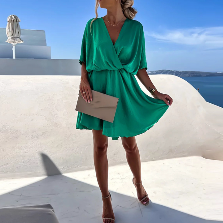 Robe courte femme décontractée et chic, col V, jupe évasée. Idéale pour l'été.