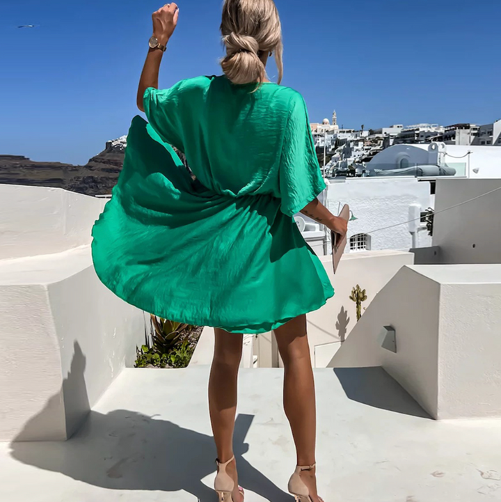 Robe courte printanière femme, col V, taille élastiquée. Confortable et polyvalente.