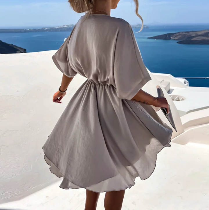 Robe printanière courte et fluide, col V, jupe évasée. Look frais et élégant.