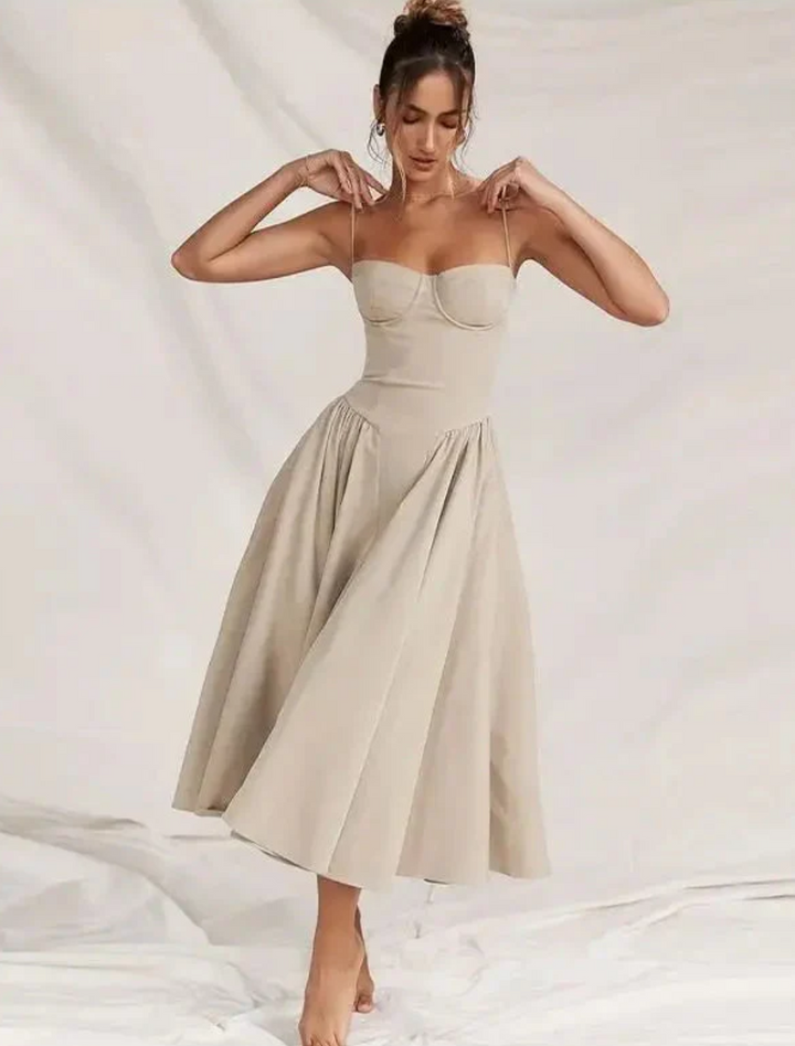 Robe d'été femme élégante et décontractée, coupe midi flatteuse, idéale pour plage et vacances.