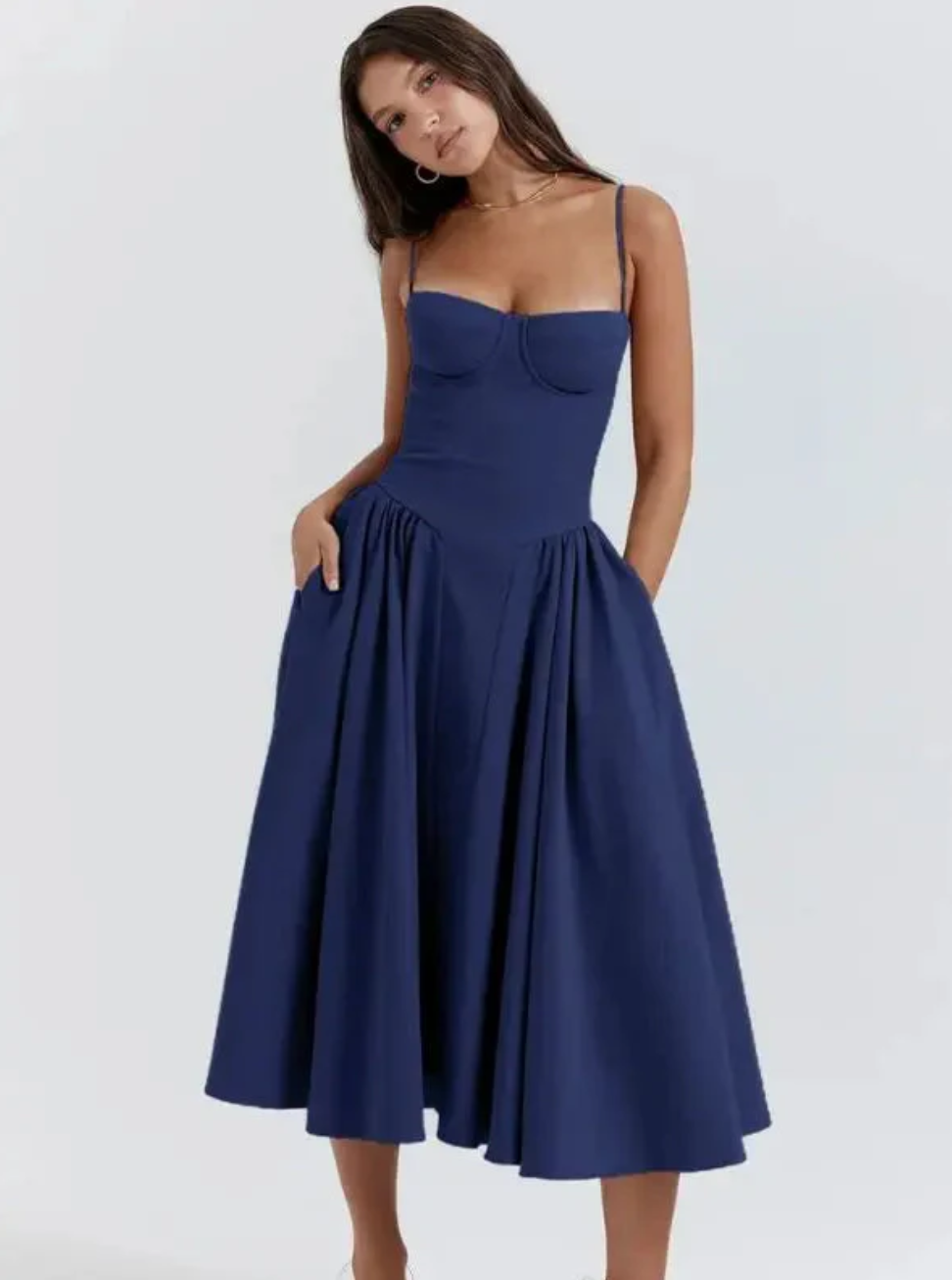 Robe d'été fluide pour femme, col V, offrant confort et style chic décontracté pour les journées chaudes.