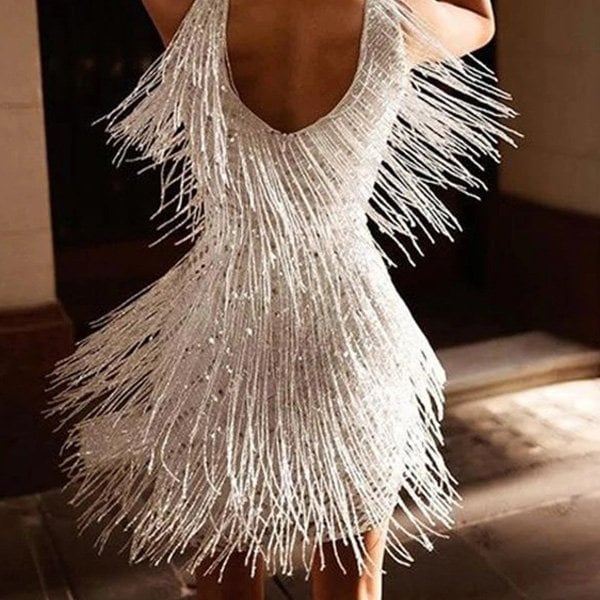 Robe de soirée glamour pour femme avec franges brillantes, coupe ajustée, parfaite pour un cocktail chic.