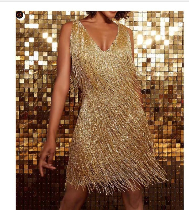 Tenue de soirée femme chic, robe ajustée à franges brillantes, idéale pour un événement ou une fête.