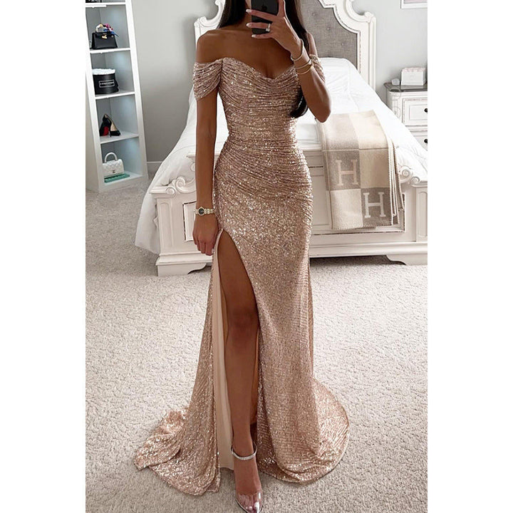 Magnifique robe longue à paillettes pour femme, dotée d'épaules dénudées. Look sophistiqué pour événement.