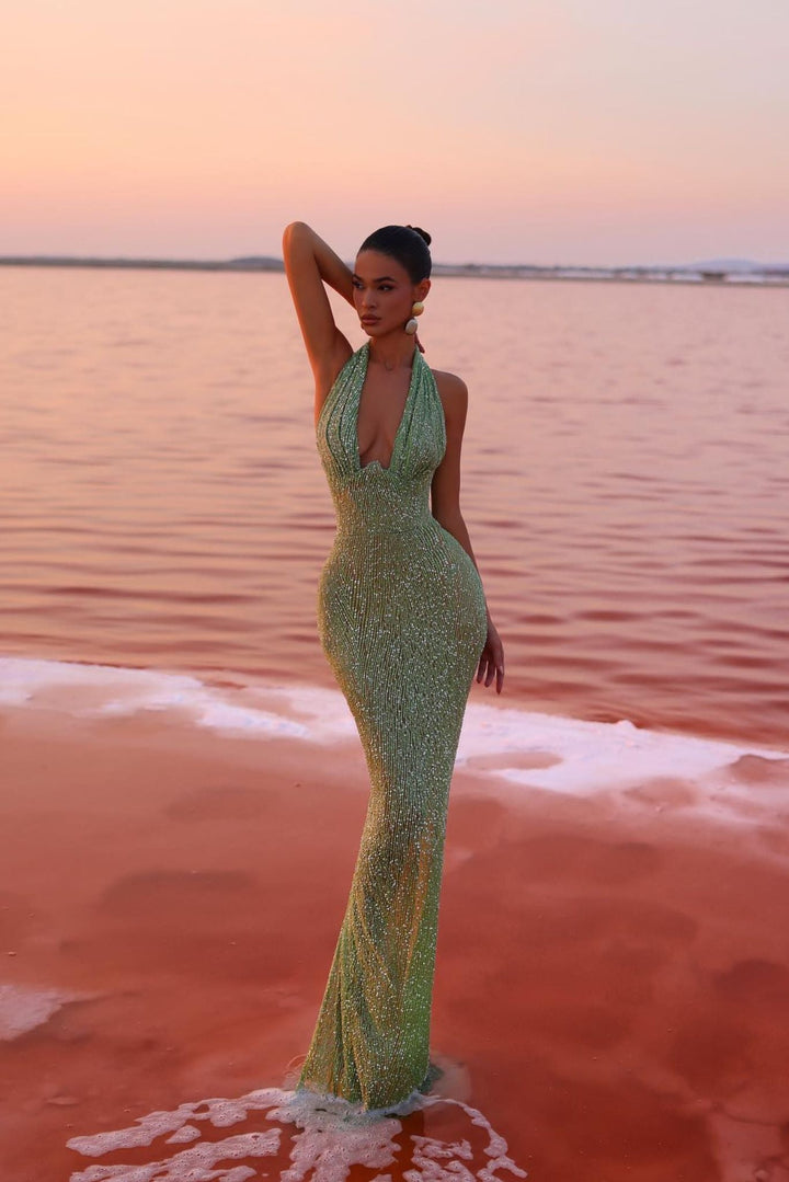 Robe de soirée verte moulante scintillante, élégance moderne pour femme.