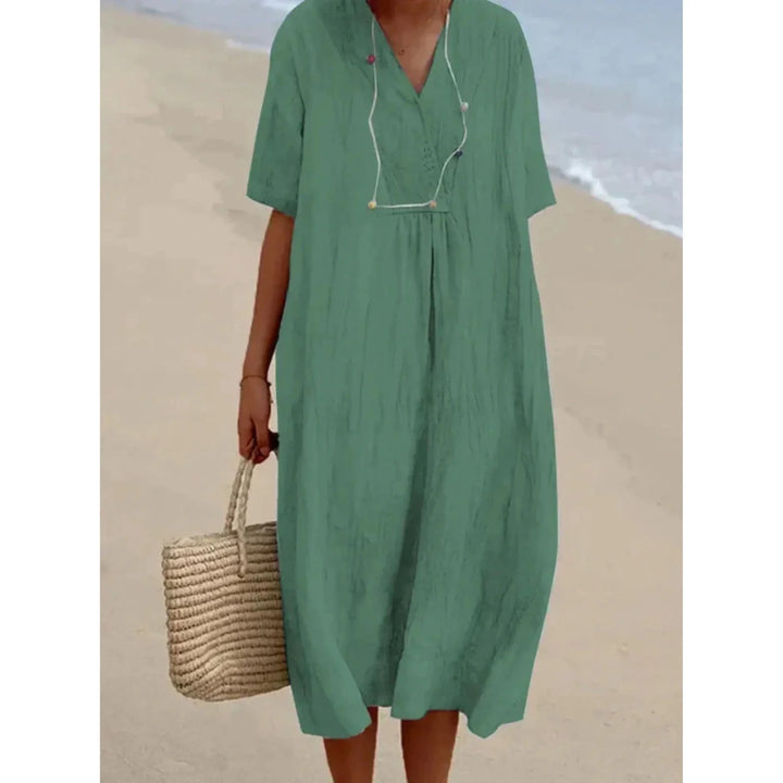 Robe décontractée femme, style mode fluide et confortable, idéale pour l'été et les moments de détente.