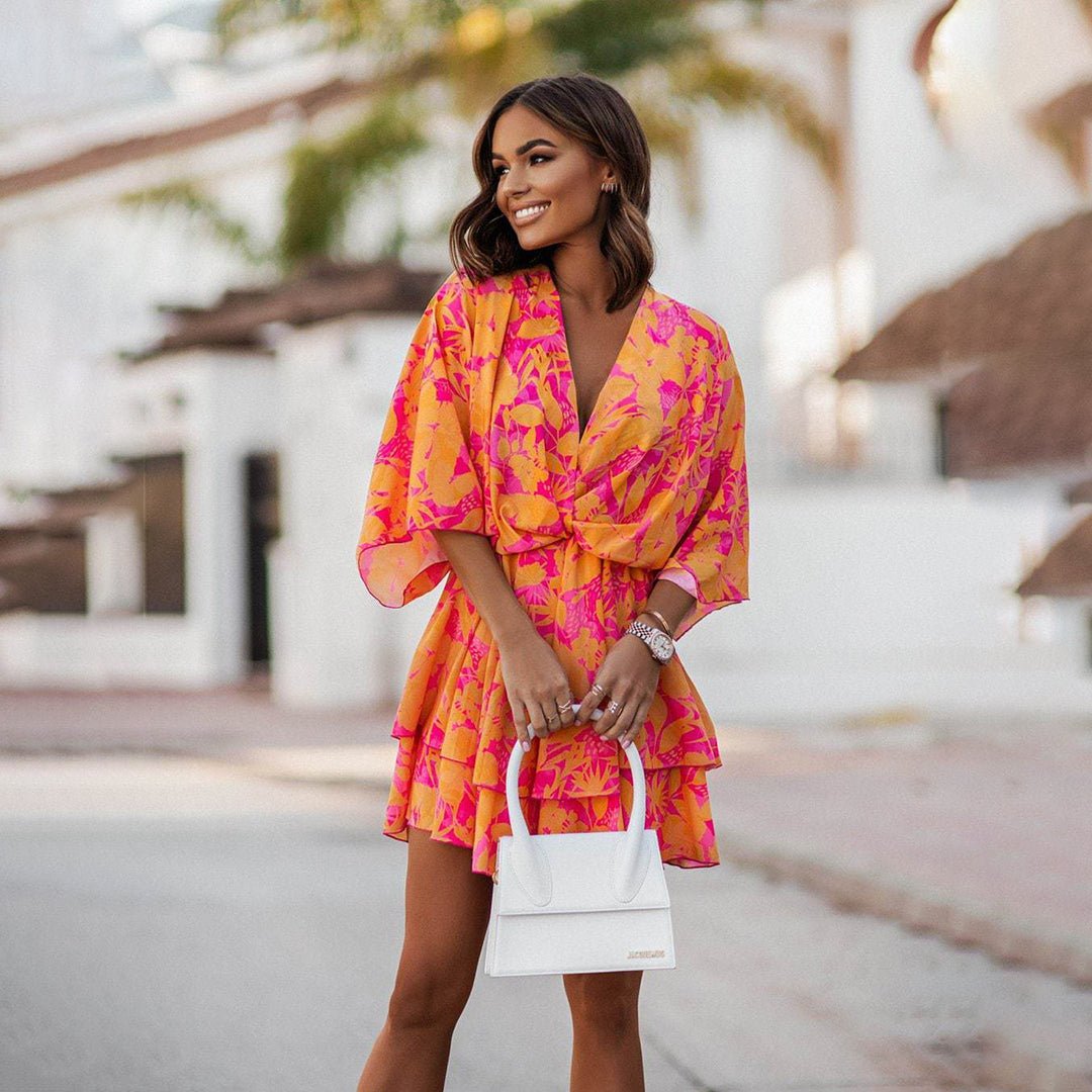 Robe mini élégante femme col V, parfaite pour soirée cocktail. Confort chic et silhouette sublimée.