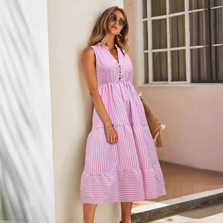 Dos d'une robe d'été femme à rayures, coupe midi, sans manches, élégante et fluide.