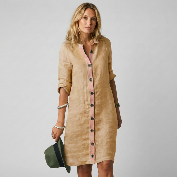 Femme portant une robe chemise boutonnée midi bleu, élégante et décontractée, idéale pour un look estival chic.