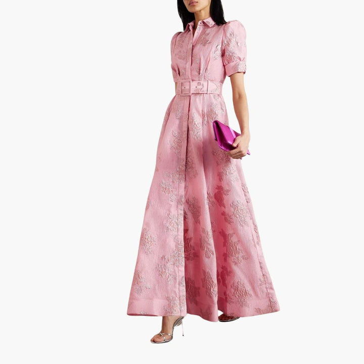 Robe d'été florale pour femme, motif printanier éclatant, coupe élégante avec ceinture pour un ajustement parfait.