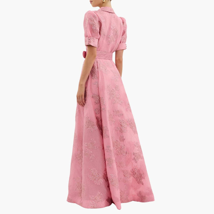 Sublime robe florale élégante femme, design chic mode féminine, dotée d'une ceinture ajustable.