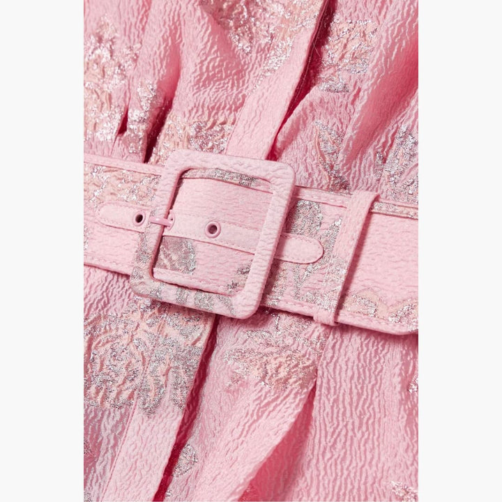 Robe florale confortable et polyvalente pour femme, style printemps-été avec ceinture ajustable.