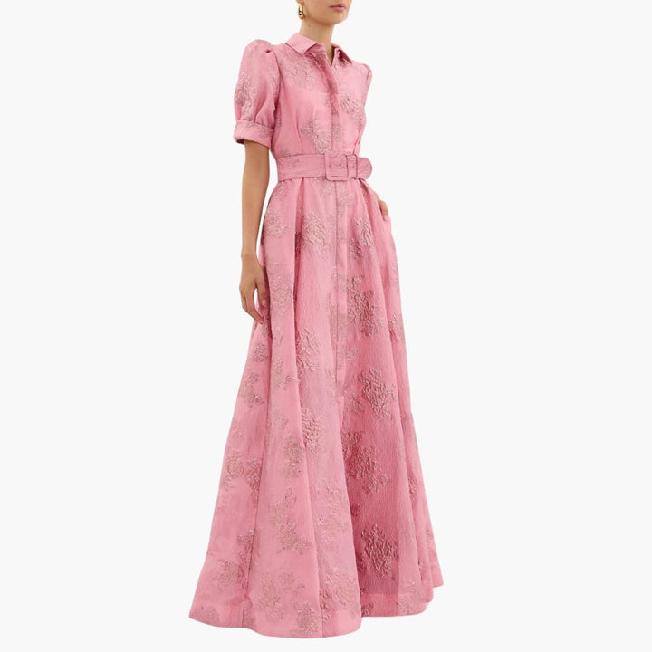 Chic robe florale rose pour femme, parfaite pour occasion spéciale ou look polyvalent d'été avec ceinture.