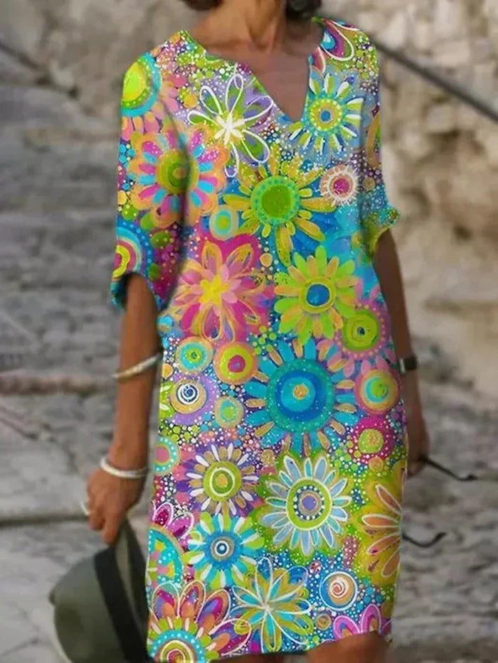 Superbe robe fleurie éclatante pour femme, aux couleurs vives. Parfaite pour un look estival décontracté ou chic.