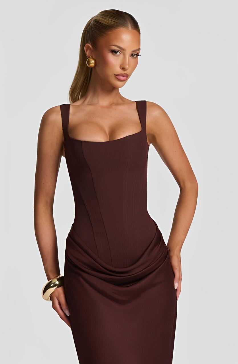 Robe de soirée noire à bretelles, coupe élégante, idéale pour événements chics et formels.