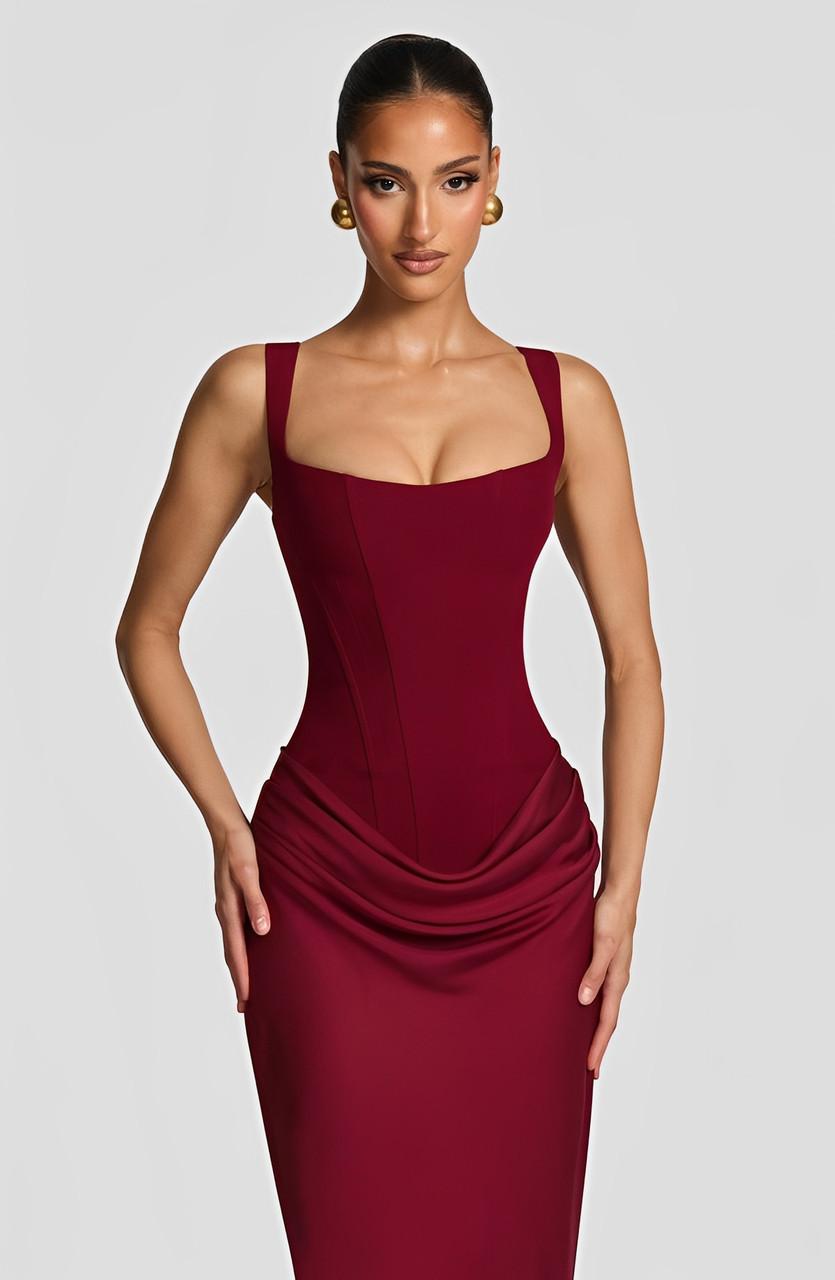 Robe longue marron, bretelles ajustables, silhouette élégante, mode féminine pour soirée.