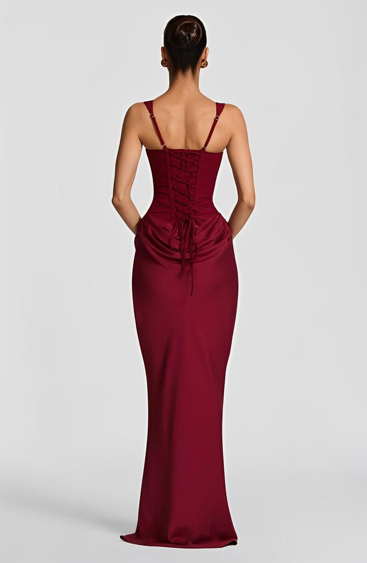 Robe femme bordeaux, longue et fluide, avec fines bretelles, tenue de soirée chic et moderne.
