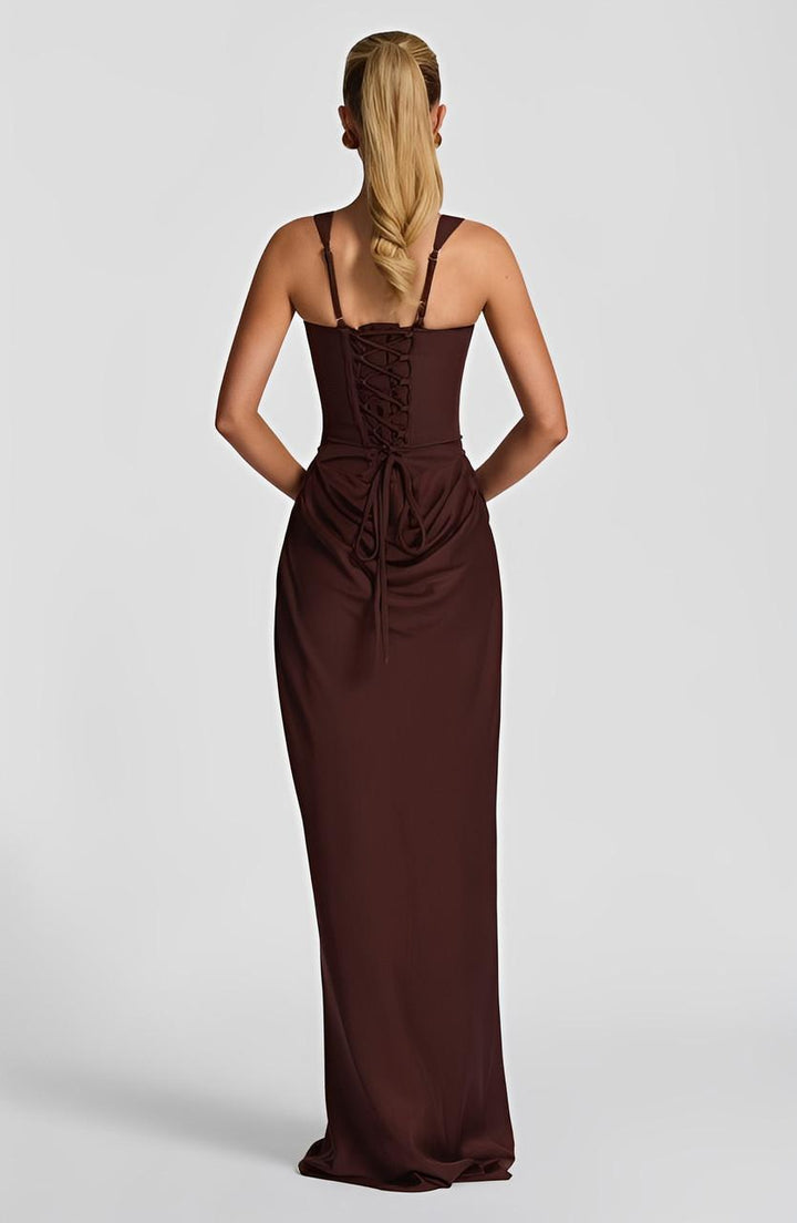 Modèle de robe longue marron pour femme, avec fines bretelles, mode féminine élégante.