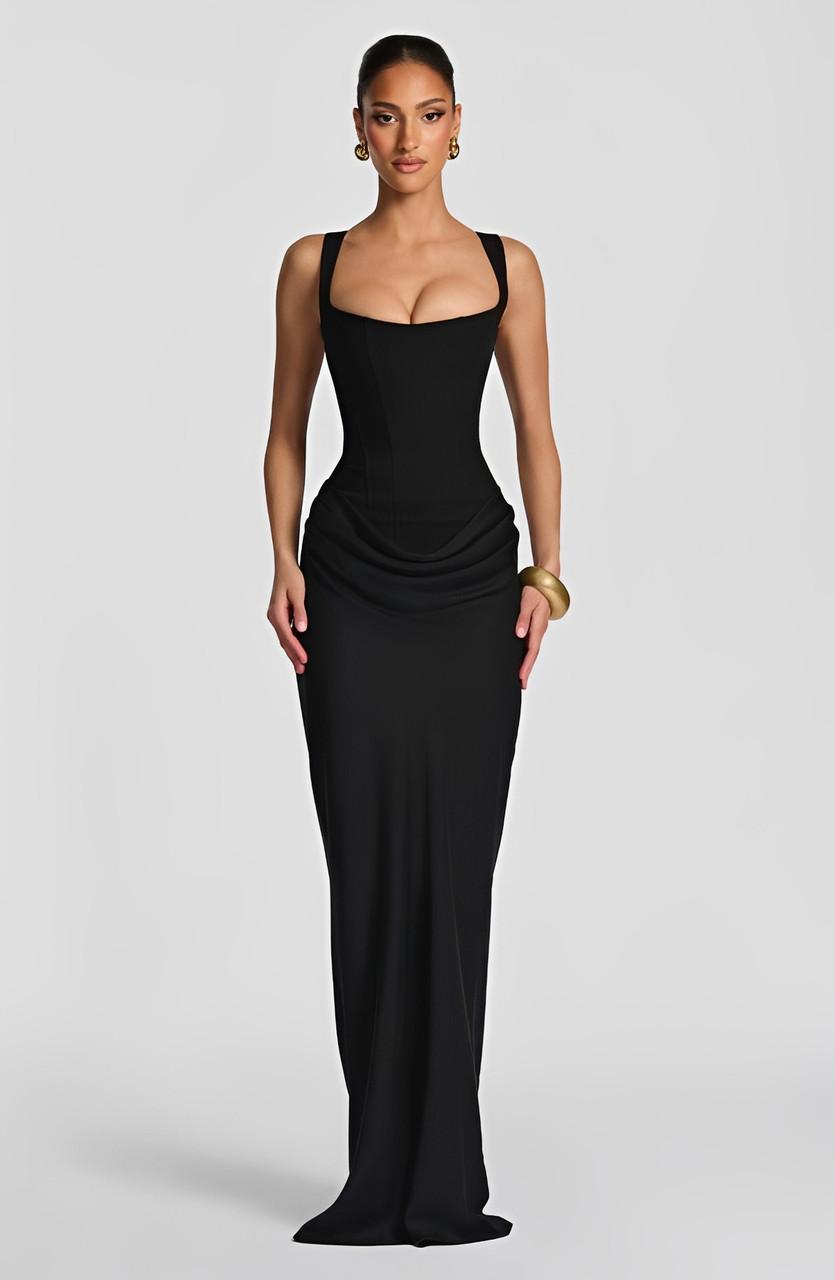 Robe longue marron avec bretelles fines, vue de côté, silhouette raffinée et féminine.