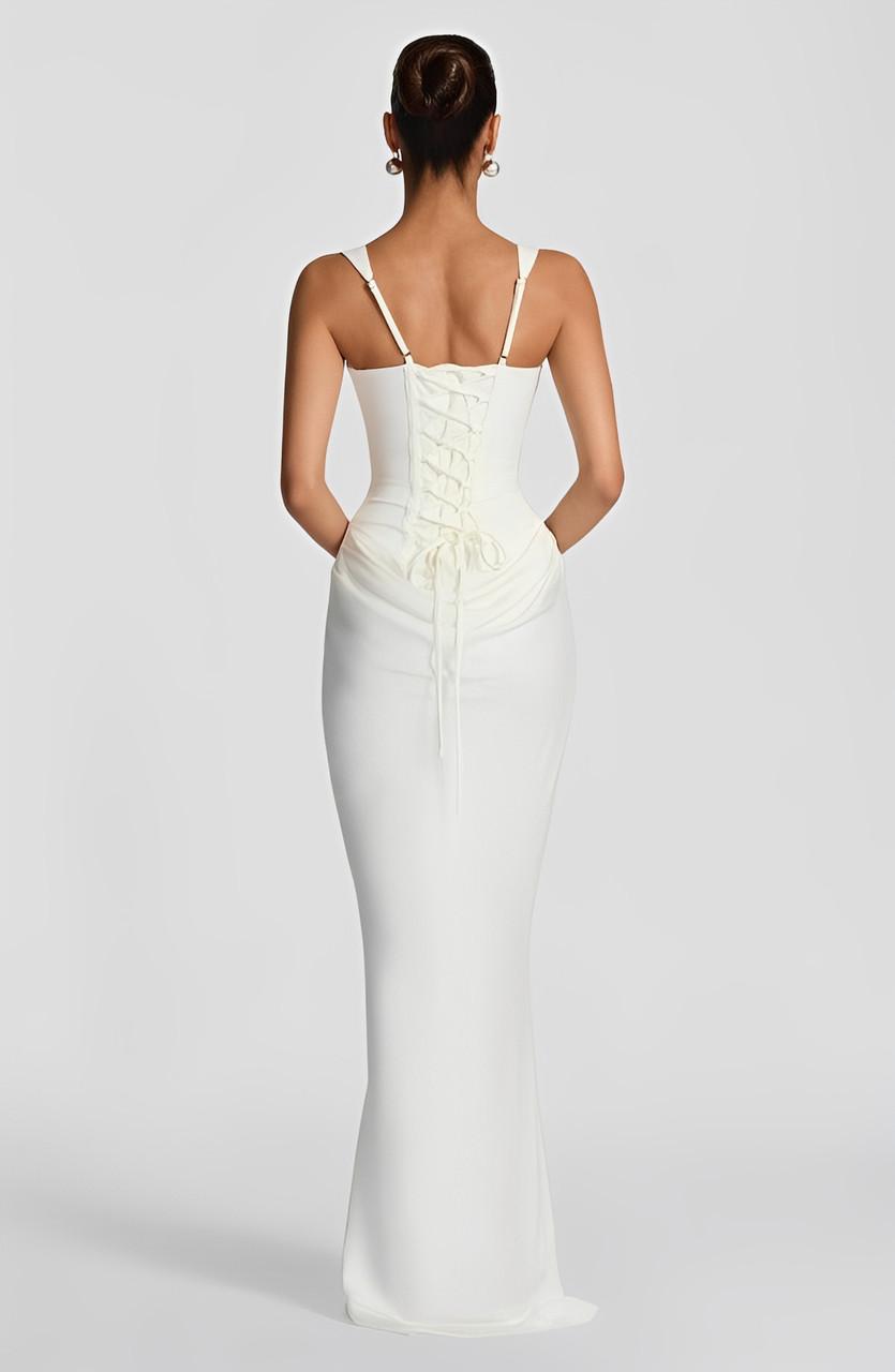 Robe femme blanche, coupe maxi et bretelles, pour un look de soirée raffiné et élégant.