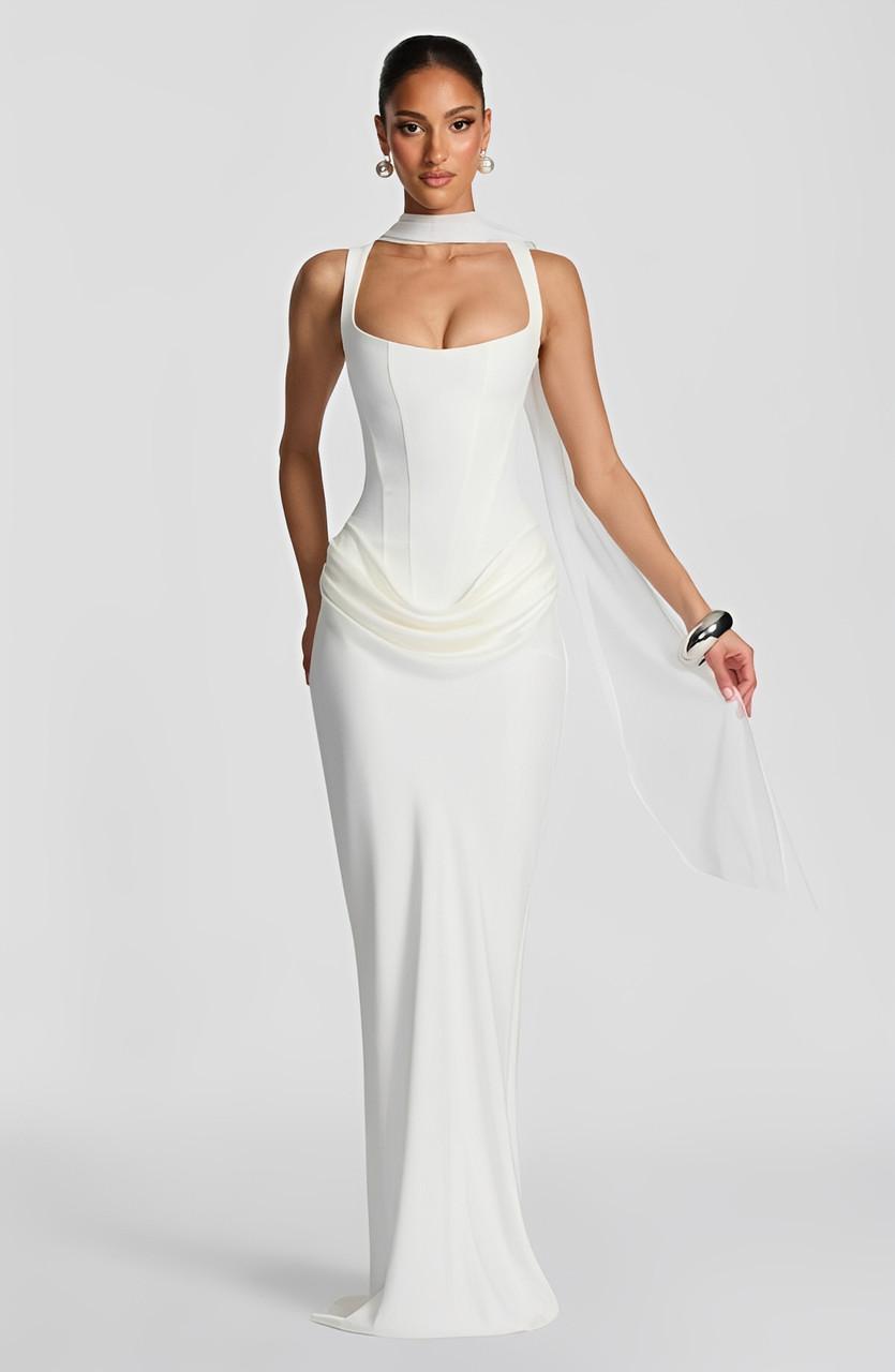 Robe de soirée noire pour femme, longue et chic, avec bretelles fines, idéale soirée.