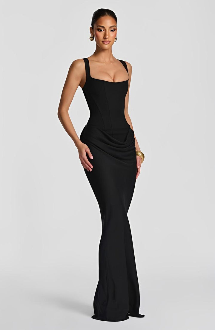 Robe femme noire élégante, coupe longue et bretelles délicates, tenue de soirée parfaite.