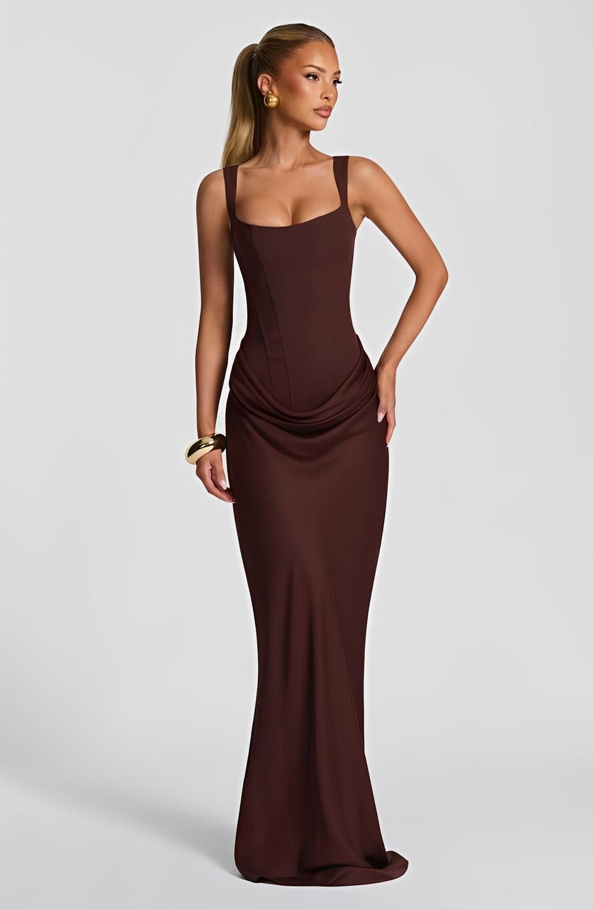 Robe maxi fluide bordeaux, parfaite tenue de soirée chic et moderne pour femme.