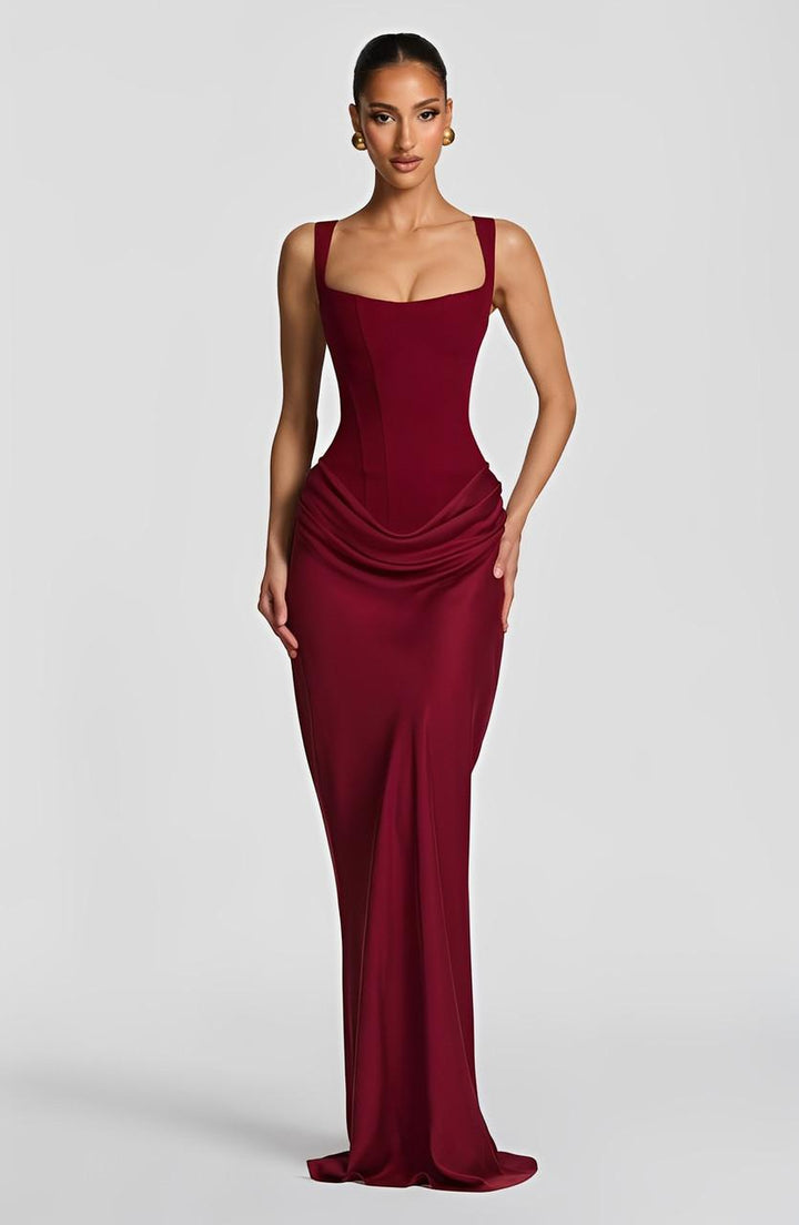 Robe de soirée noire à bretelles, vue de face, coupe impeccable, très chic et moderne.