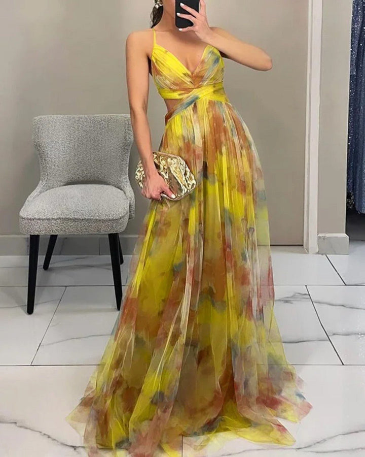 Mode femme: robe longue estivale à bretelles, couleur vive, parfaite pour un look décontracté chic.